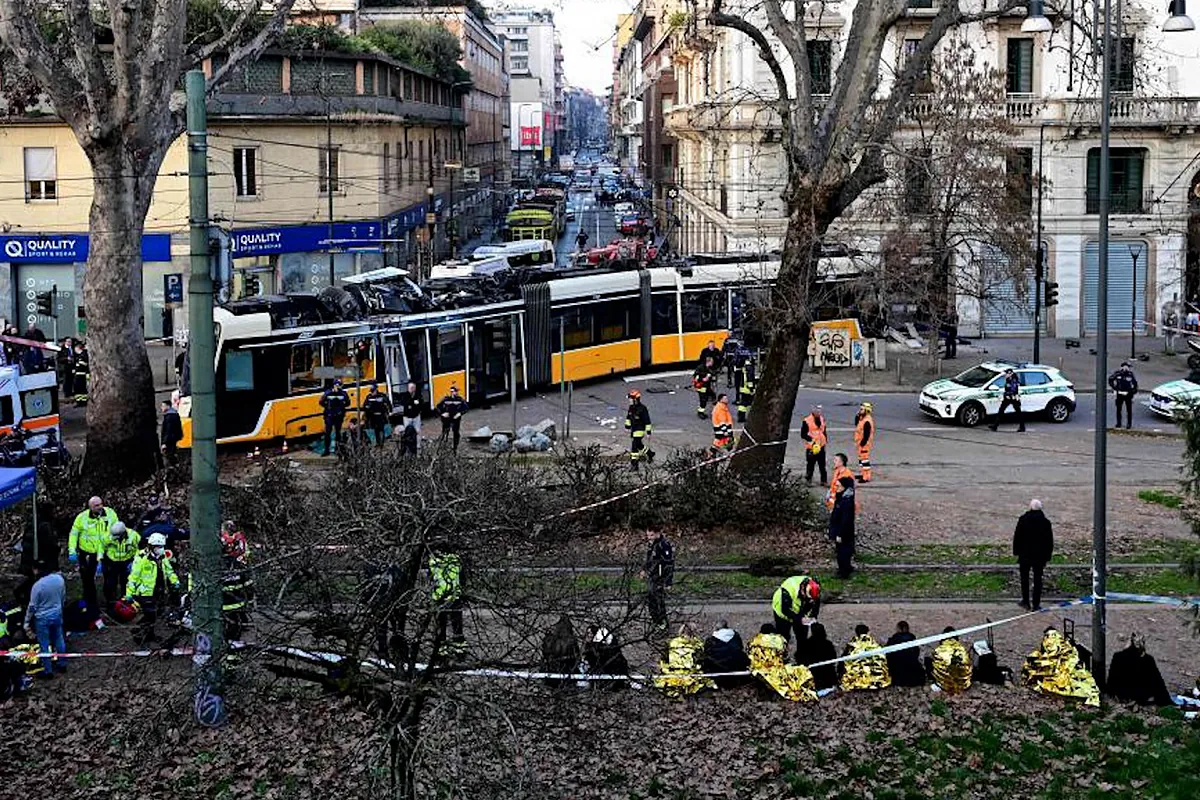 Así ha sido el descarrilamiento de un tranvía y su choque contra un edificio en el centro de Milán