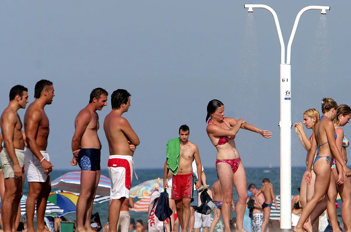Entró en vigor: ducharte con jabón en la playa puede costarte una multa de hasta 750 euros este verano