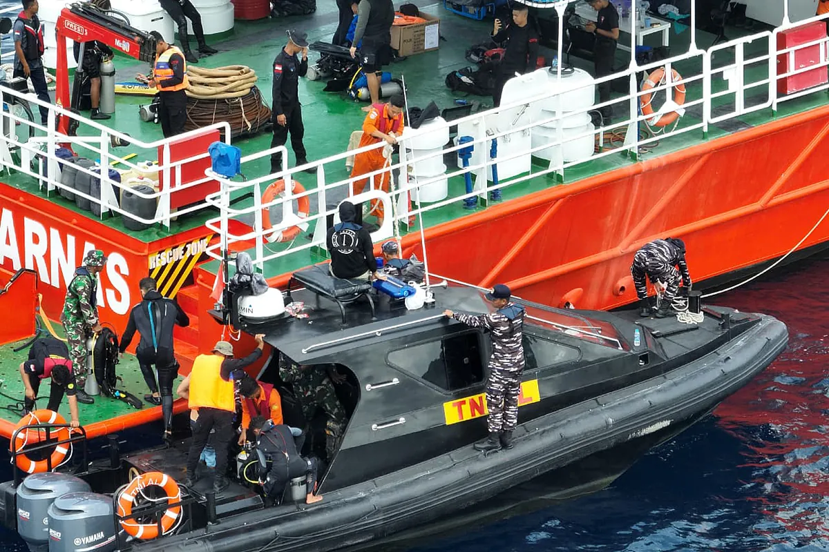 Regresa a España la niña superviviente de la familia desaparecida en Indonesia, a la que buscarán "entre tres y seis días más"