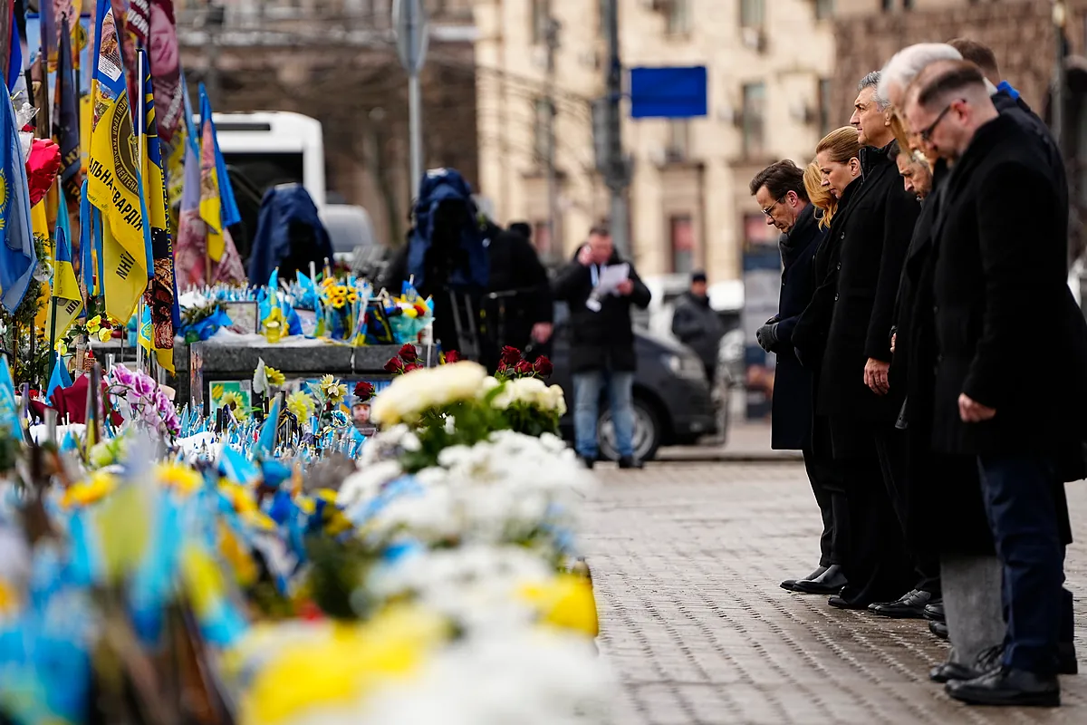 Volodimir Zelenski dice que Vladimir Putin "no ha quebrado" a los ucranianos en el cuarto aniversario de la guerra