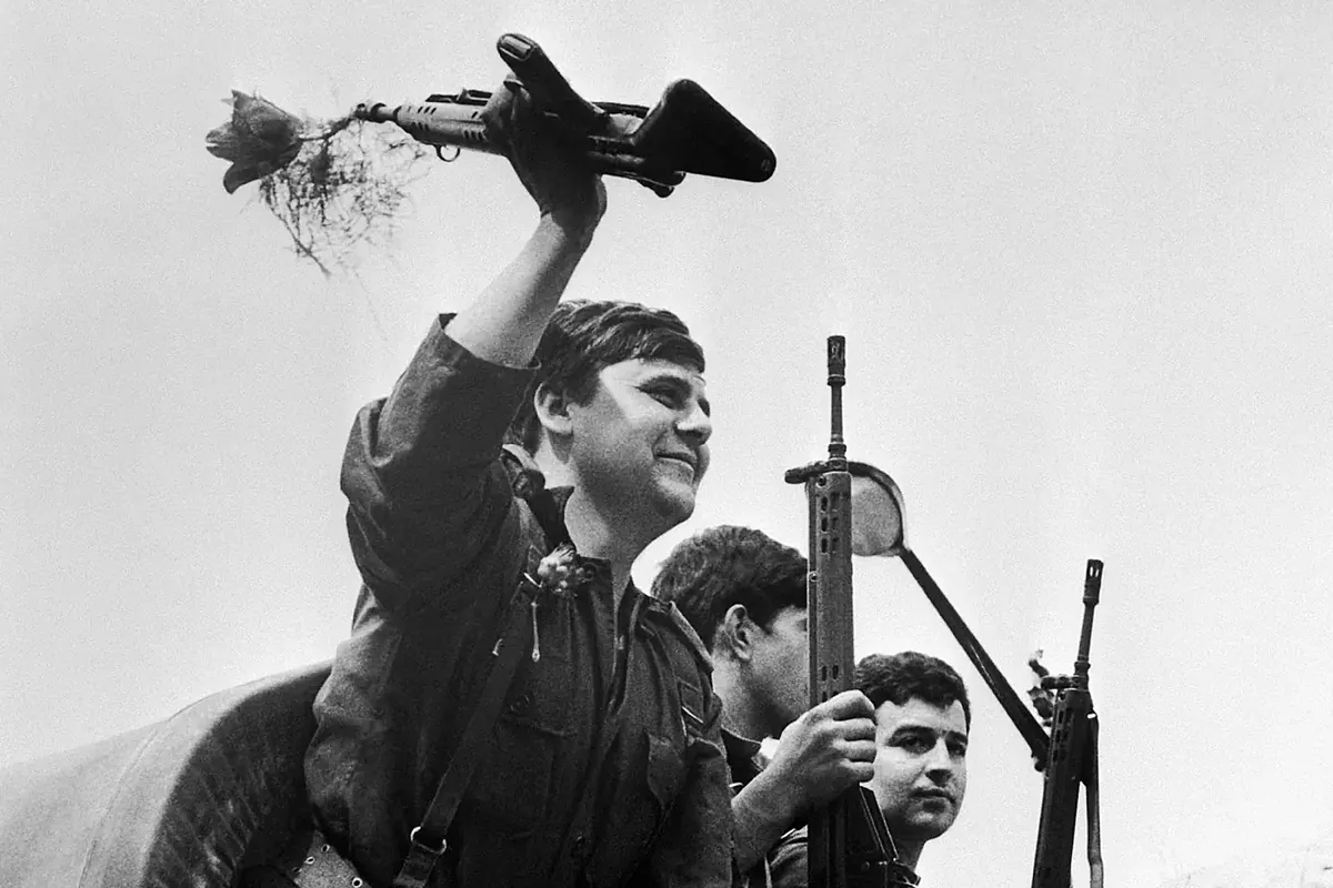 Qué fue la Revolución de los Claveles y qué supuso para Portugal aquel 25 de abril de 1974