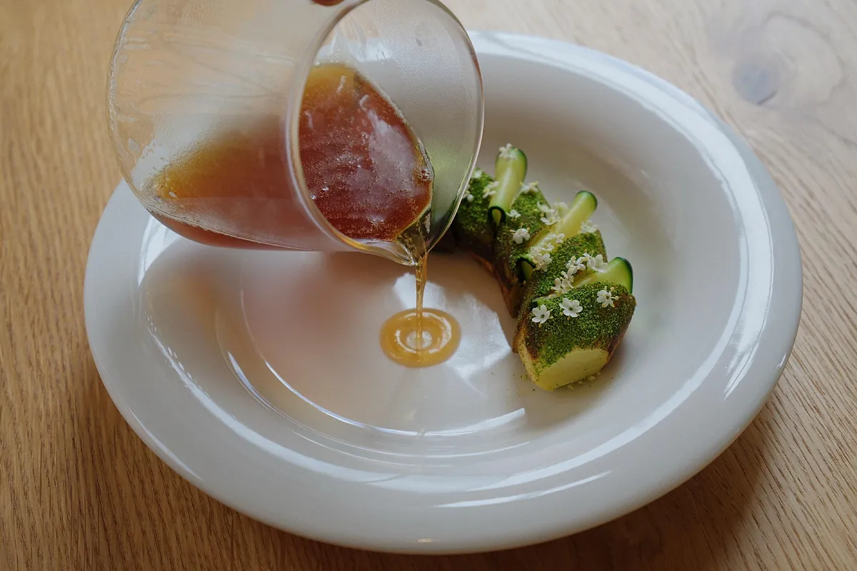 Flor, el restaurante de Madrid en el que un chef enamorado de los guisantes reivindica el poder de las verduras... y de la música