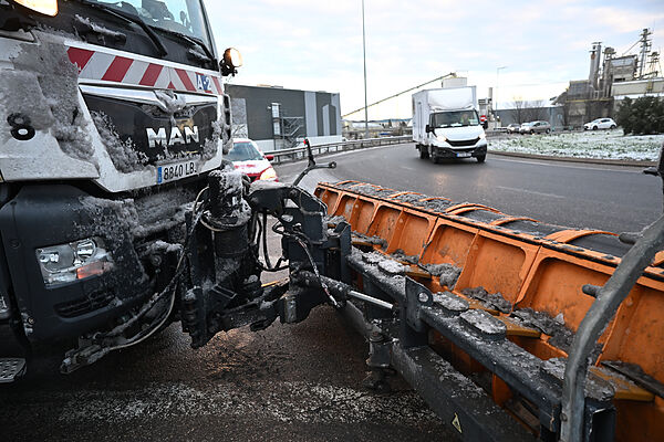 Una máquina quitanieves preparada para intervenir en Los Santos de la Humosa (Madrid).