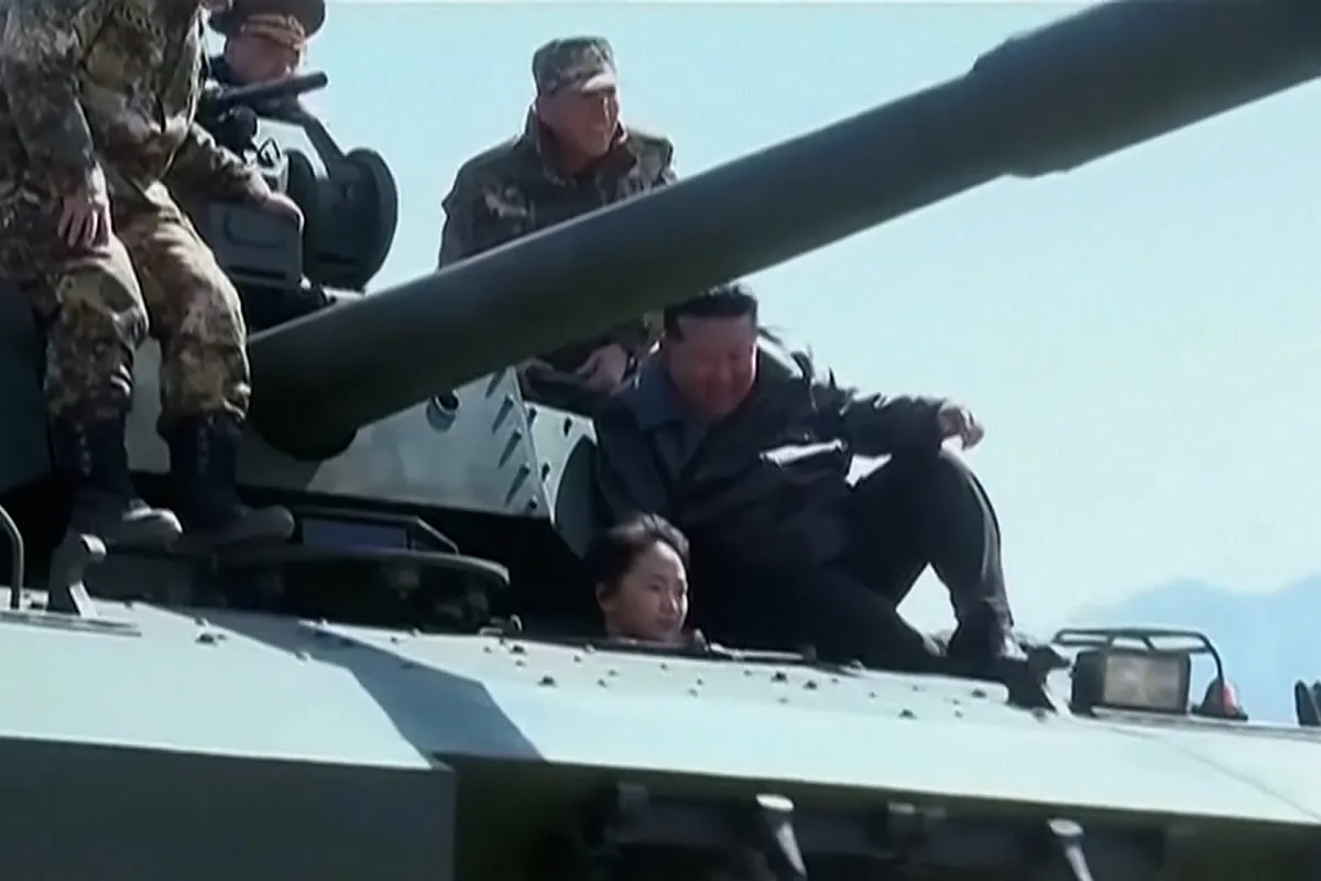 Kim Jong-un y su hija disfrutan al volante de un tanque antidrones