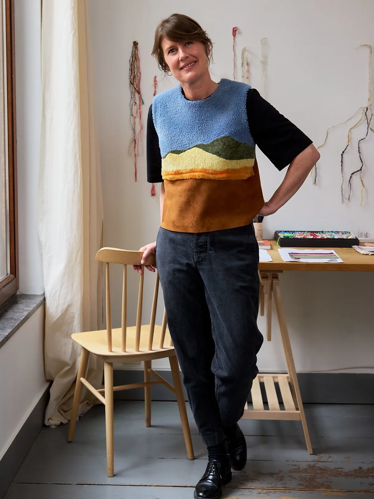 Caroline Hélain, la artista belga que ha intervenido piezas de Longchamp en una colección cápsula: "Ha sido un cuento de hadas moderno"