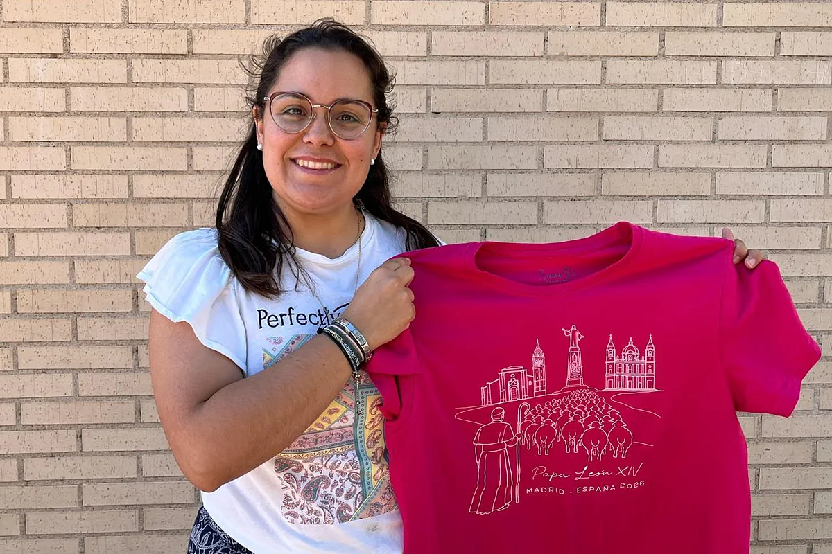 La profesora que ha realizado las camisetas conmemorativas del Papa desde su casa en Alcalá: "Bastantes personas se han quedado con ganas de comprarla"