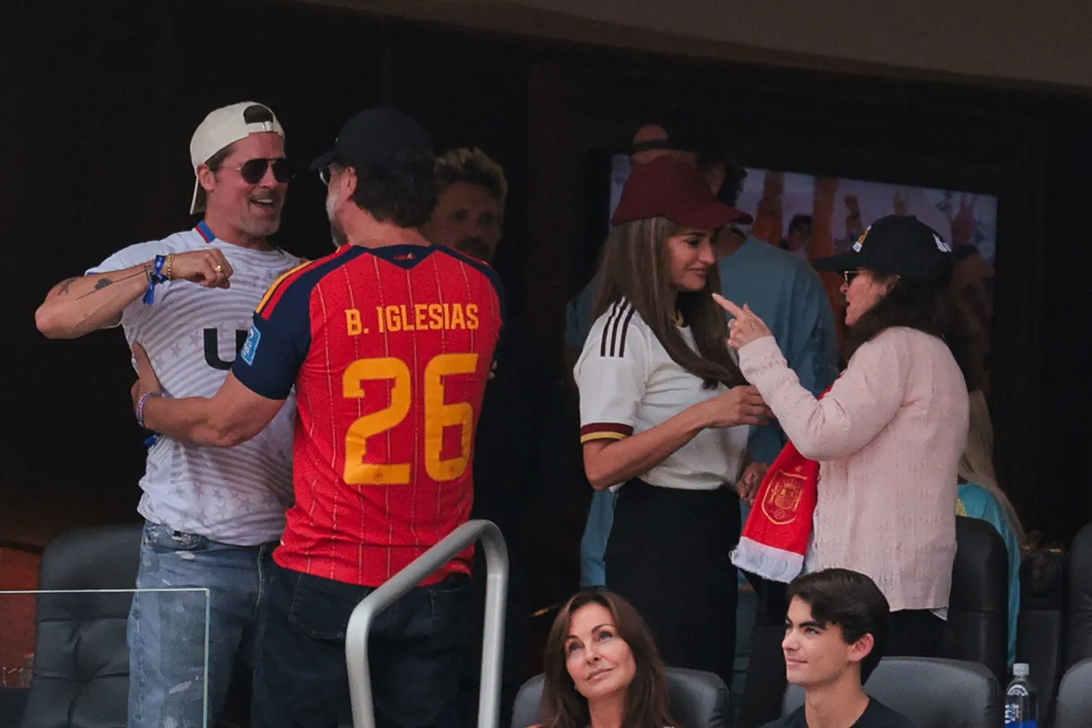 Brad Pitt y un político español: la foto que incendia las redes