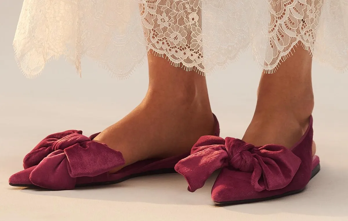 Adiós a los tacones: los zapatos planos de invitada que triunfarán en las bodas, bautizos y comuniones de la primavera 2026