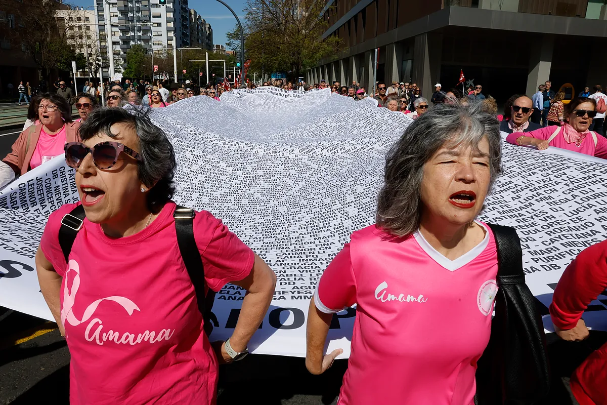 Miles de andaluces se manifiestan en las calles en defensa de la sanidad en puertas de las elecciones