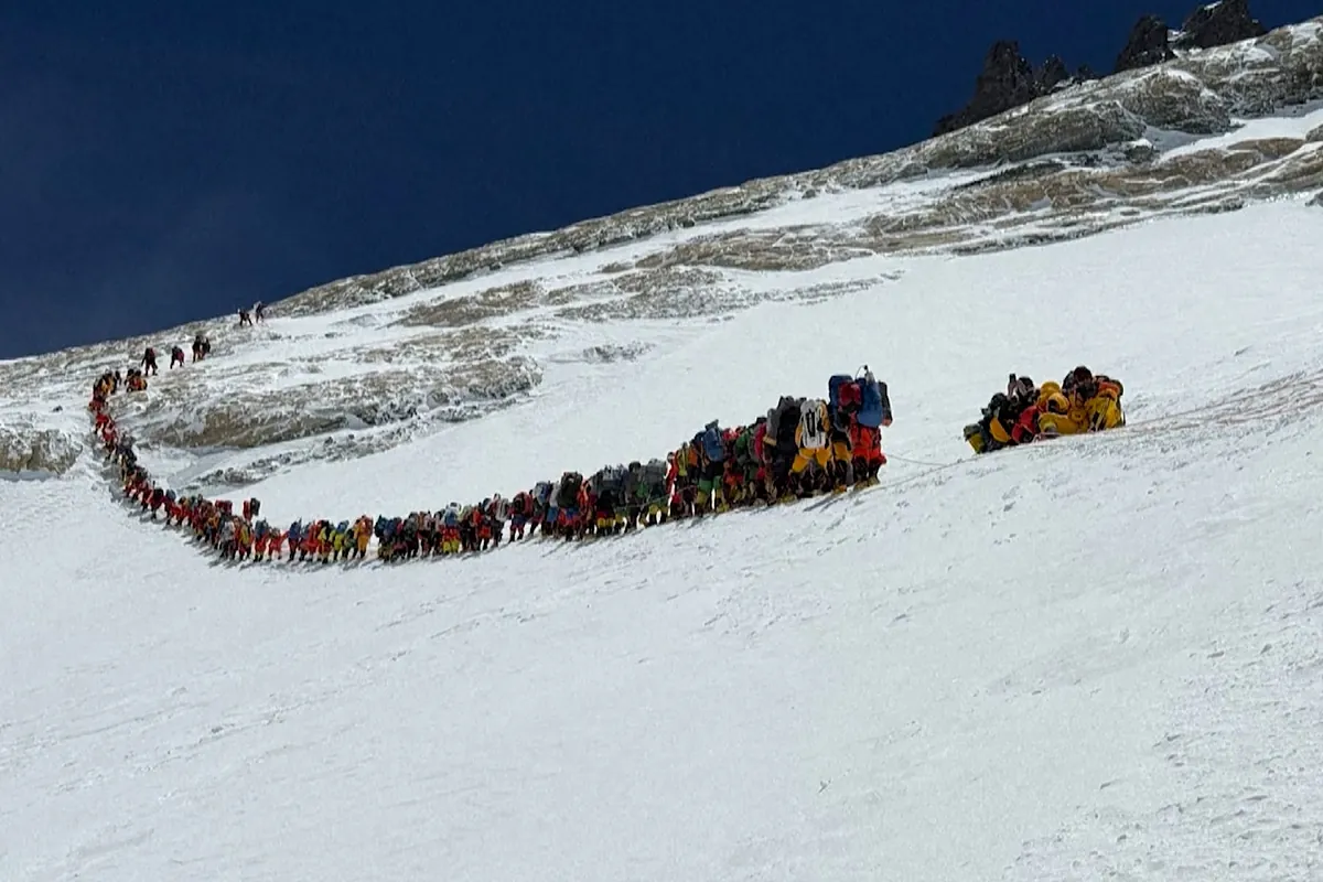 224 escaladores se juntan en la cima del Everest al mismo tiempo marcando un nuevo récord