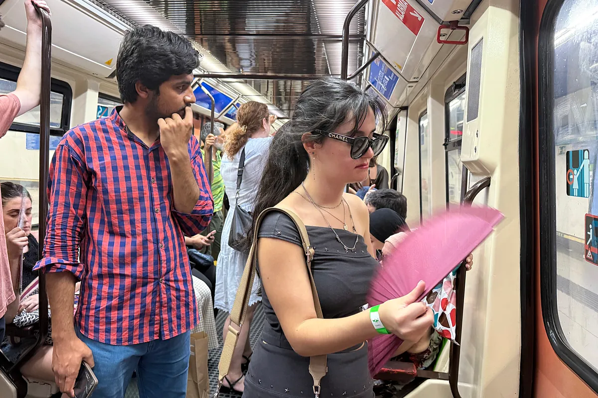 Sudor "a goterones", sofocos y decenas de quejas por viajar en trenes de Metro y Cercanías sin aire acondicionado: "Algún día va a pasar alguna desgracia"