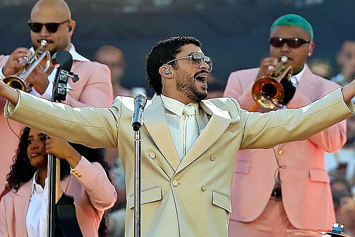 Bad Bunny convierte a su público en compañeros de fiesta puertorriqueña en Barcelona