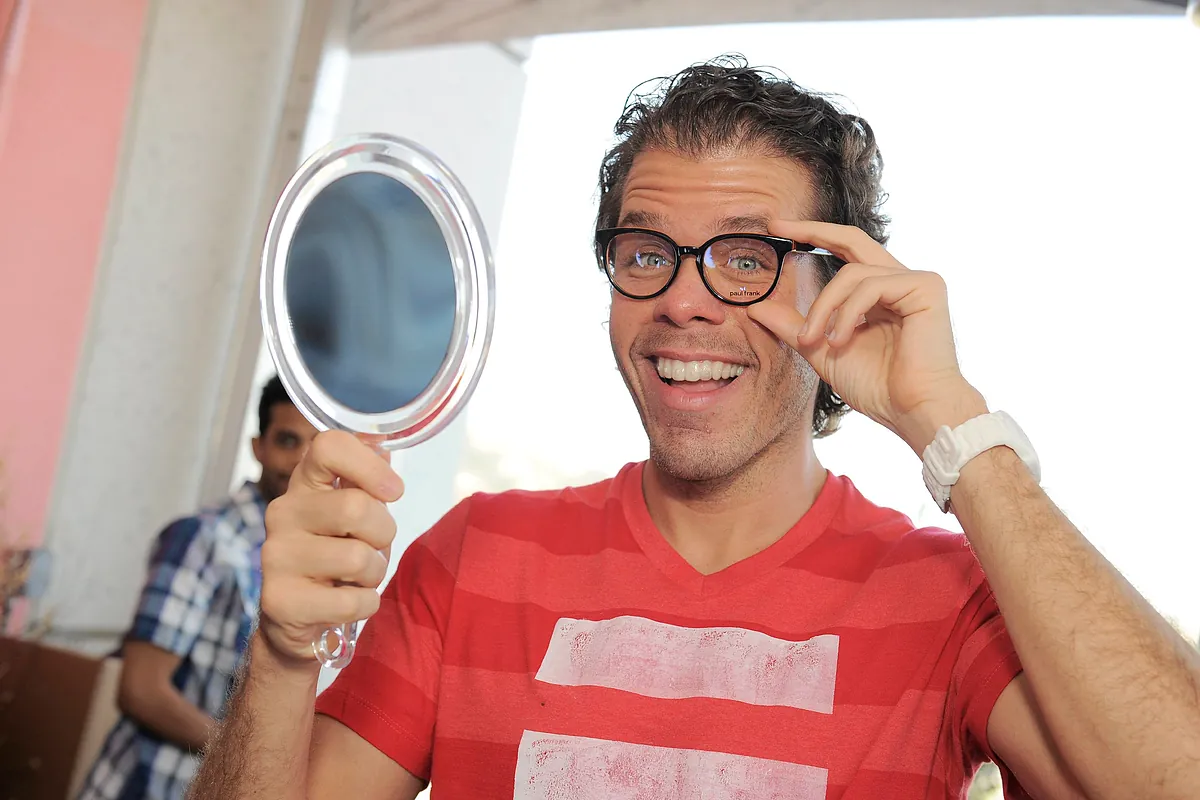 El bloguero Perez Hilton sigue grave y necesitará cirugía tras herirse durante un directo