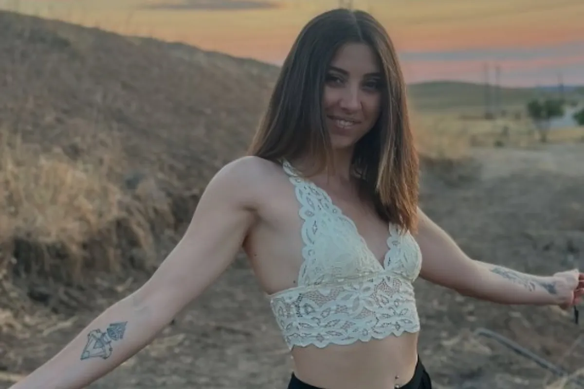 Así es Claudia, la hija de Alonso Caparrós que le hará abuelo: profesora de 'pole dance', cantante y amante de la fotografía
