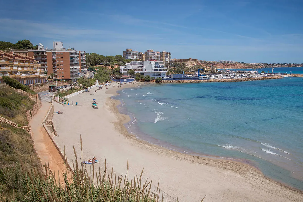 Muere al caer por un acantilado de Pilar de la Horadada cuando intentaba coger unas gafas que se le habían caído
