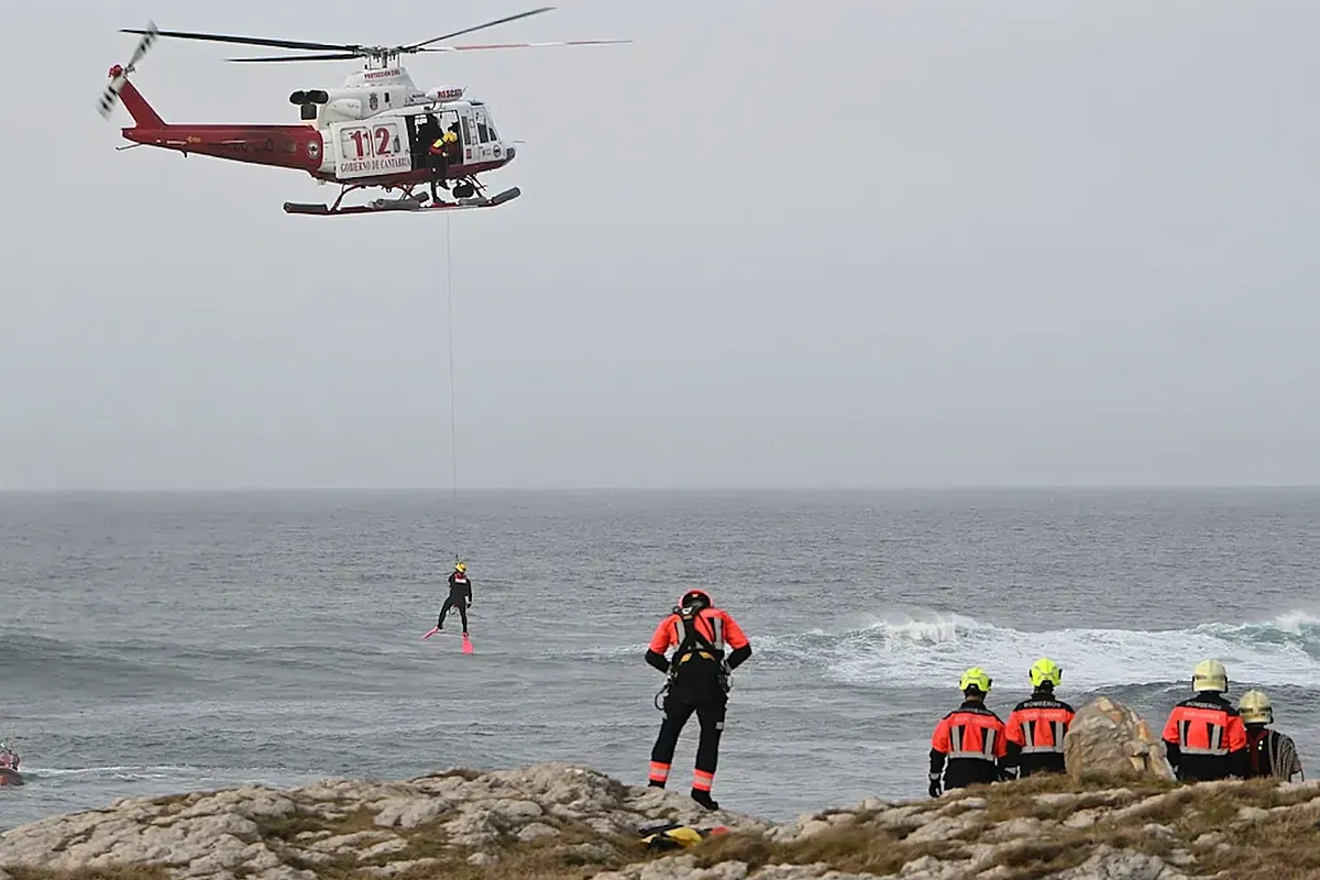 Varios muertos tras caerse una pasarela en la playa de El Bocal en Santander
