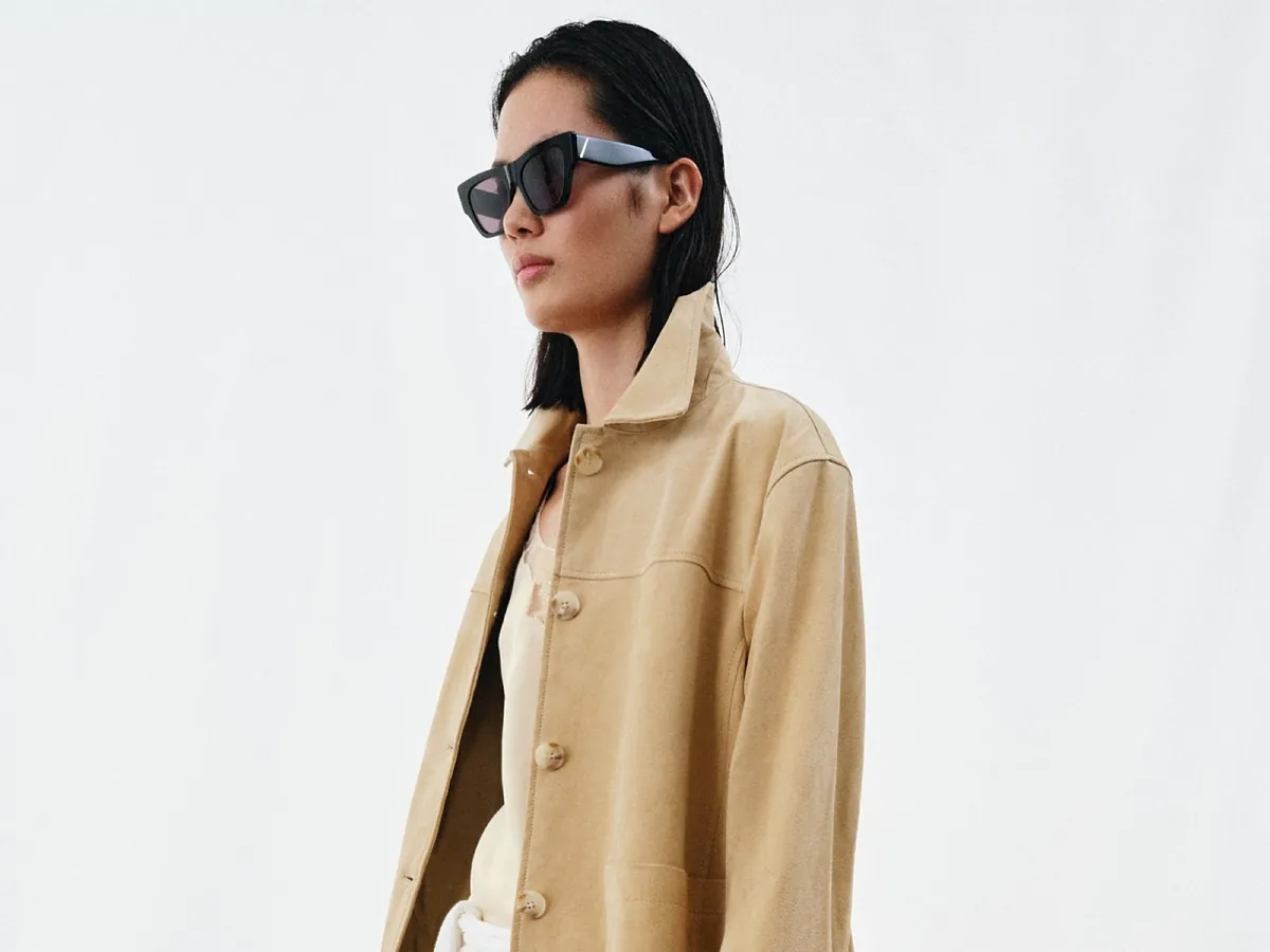 Acaban de llegar a Zara estas coloridas novedades perfectas para estos días de sol y buen tiempo: cazadoras, faldas, tops de punto, camisas florales y vestidos midi