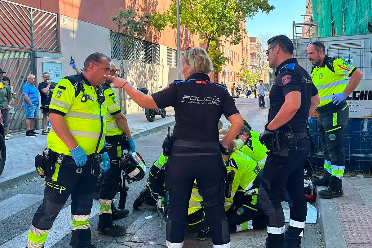 Dos jóvenes sufren una grave intoxicación por opioides frente a una parroquia de Vallecas: uno no reaccionó al tratamiento