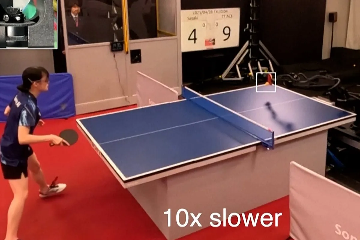 Un robot entrenado con IA hace historia derrotando a una jugadora de élite de ping-pong