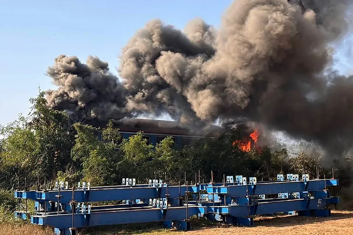 Al menos 22 muertos y 55 heridos tras caer una grúa sobre un tren de pasajeros en Tailandia