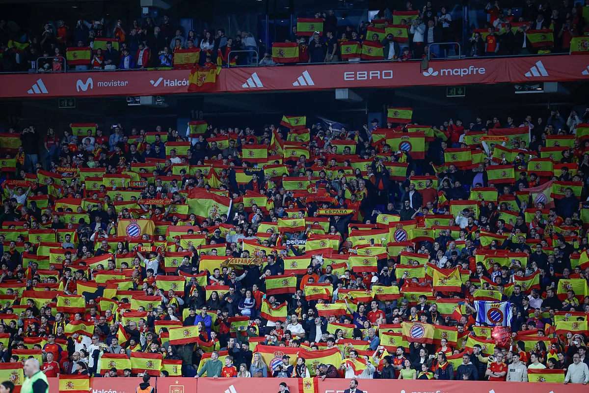 La gran fiesta española en Cornellá, manchada por los gritos xenófobos de "musulmán el que no vote"