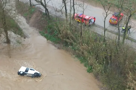 Buscan al conductor de un coche que ha caído a una riera de Llinars del Vallès (Barcelona) en pleno temporal
