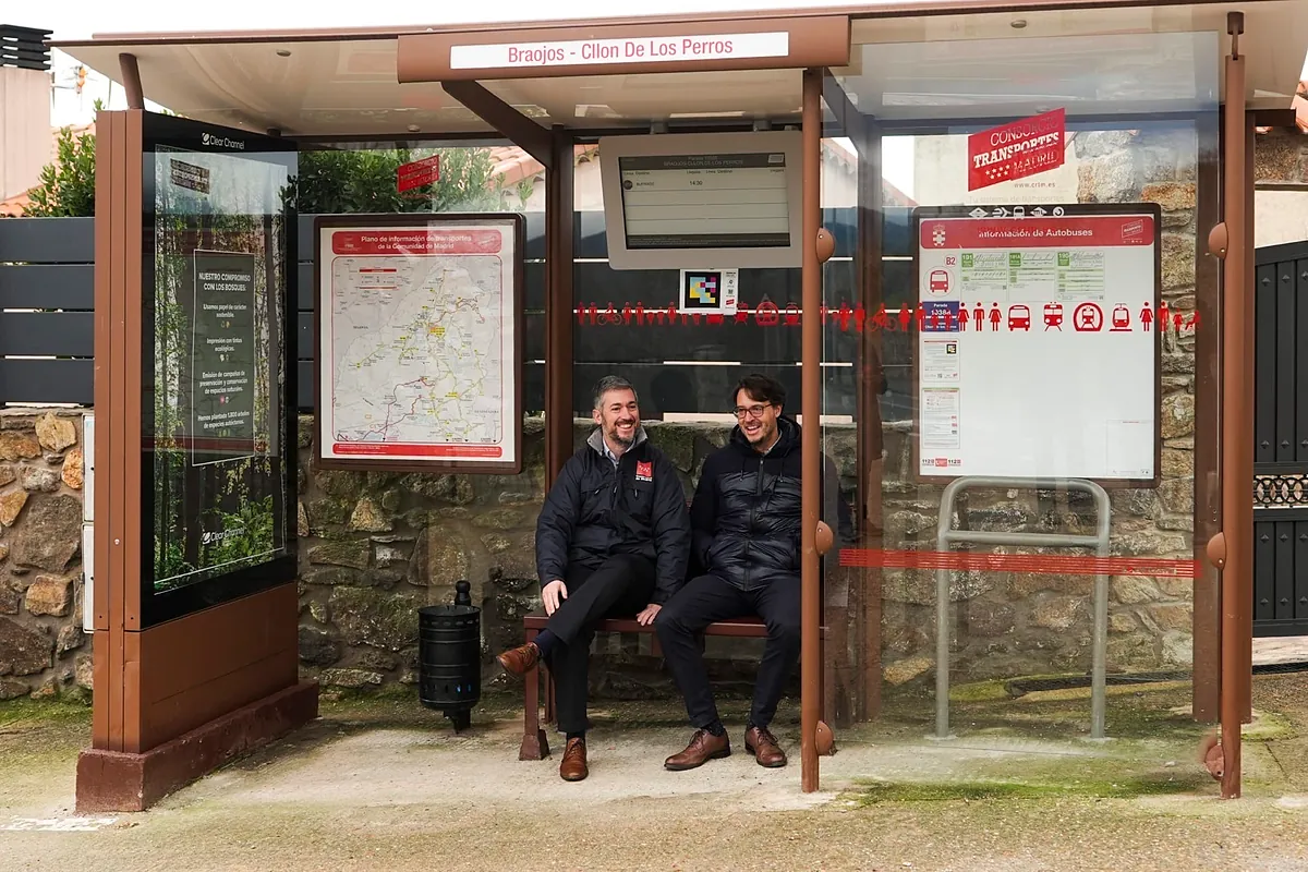 Tres pueblos de la Sierra Norte de Madrid estrenan marquesinas de autobús con asiento calefactado para combatir el frío
