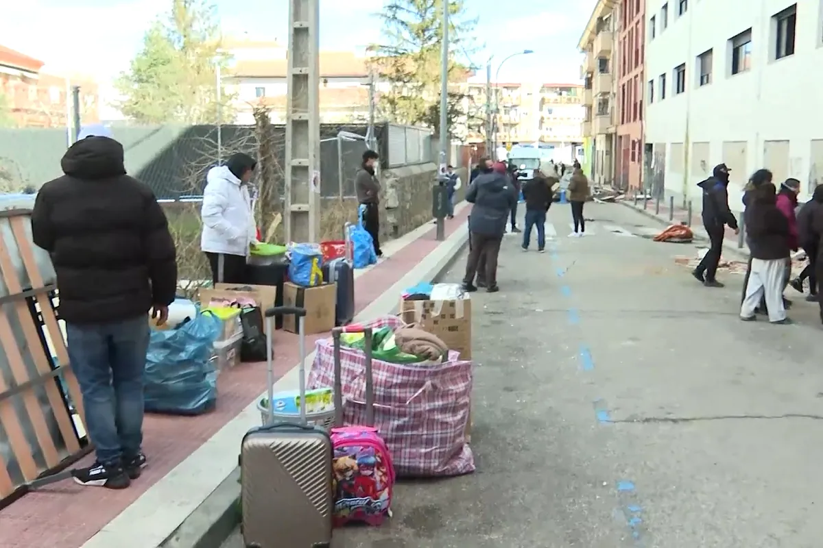 Desalojadas un centenar de personas de un edificio okupado en Collado Villalba (Madrid) propiedad de la Sareb
