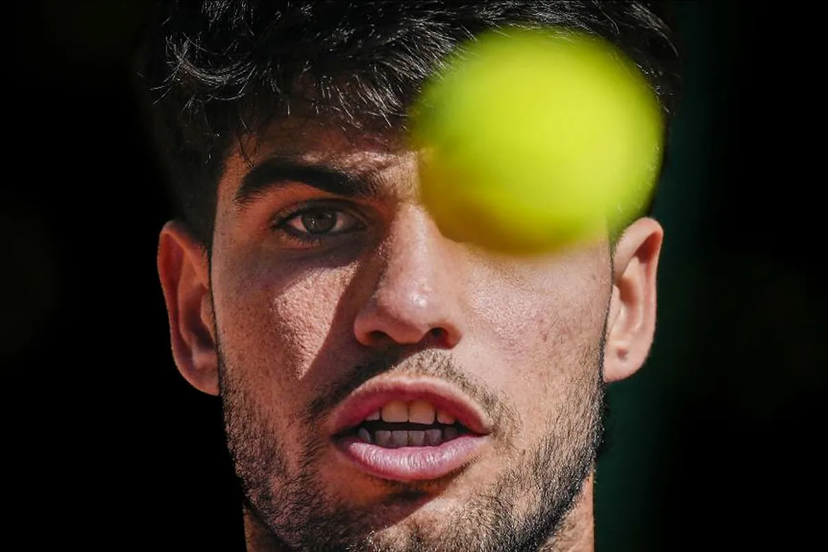 Alcaraz preocupa por molestias en su muñeca tras ganar en su debut en el Godó