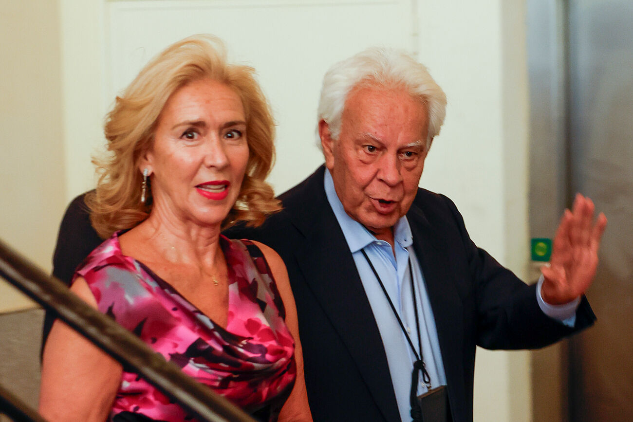 El ex presidente del Gobierno, Felipe González, junto a su mujer, Mar...