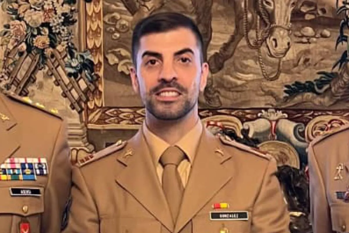 El militar almeriense que salvó dos vidas en la A-7, de héroe anónimo a protagonista del calendario del Ejército de Tierra