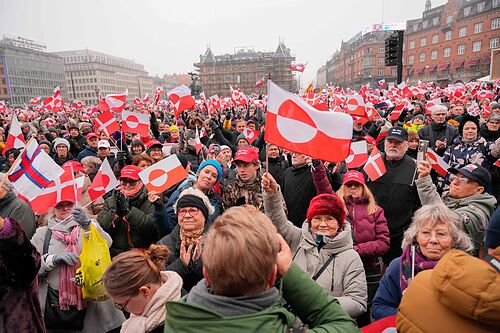 Miles de manifestantes cargan en Copenhague contra el plan de Trump: "�No toquen Groenlandia!"