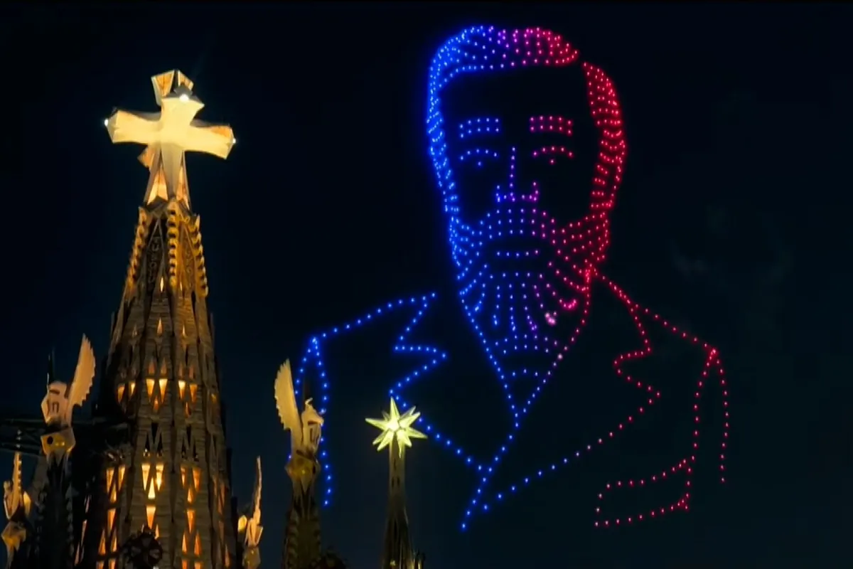 El aplaudido espectáculo de luces, música y drones con el que Barcelona presenta la Sagrada Familia al Papa y al mundo