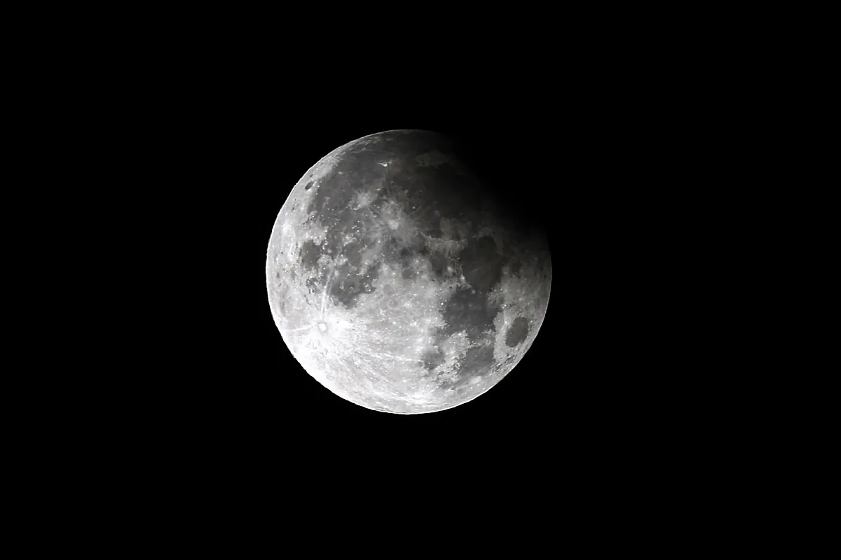 Explican por qué las dos caras de la Luna son asimétricas