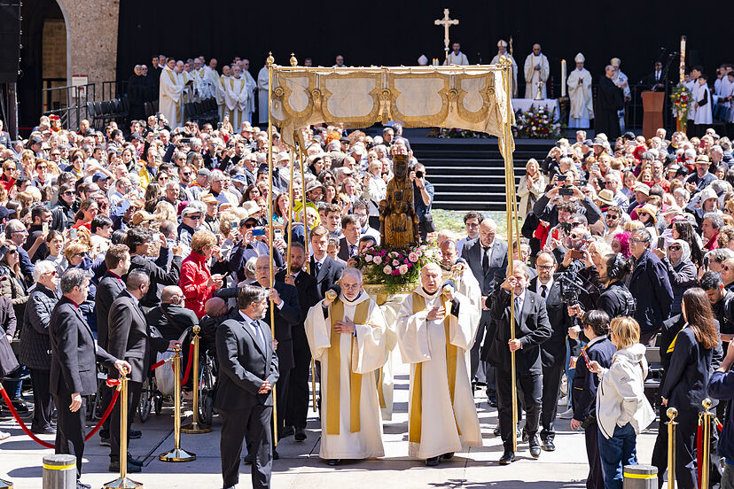 La Virgen de Montserrat sale en procesión ante cientos de fieles por primera vez desde 1997 | Cataluña