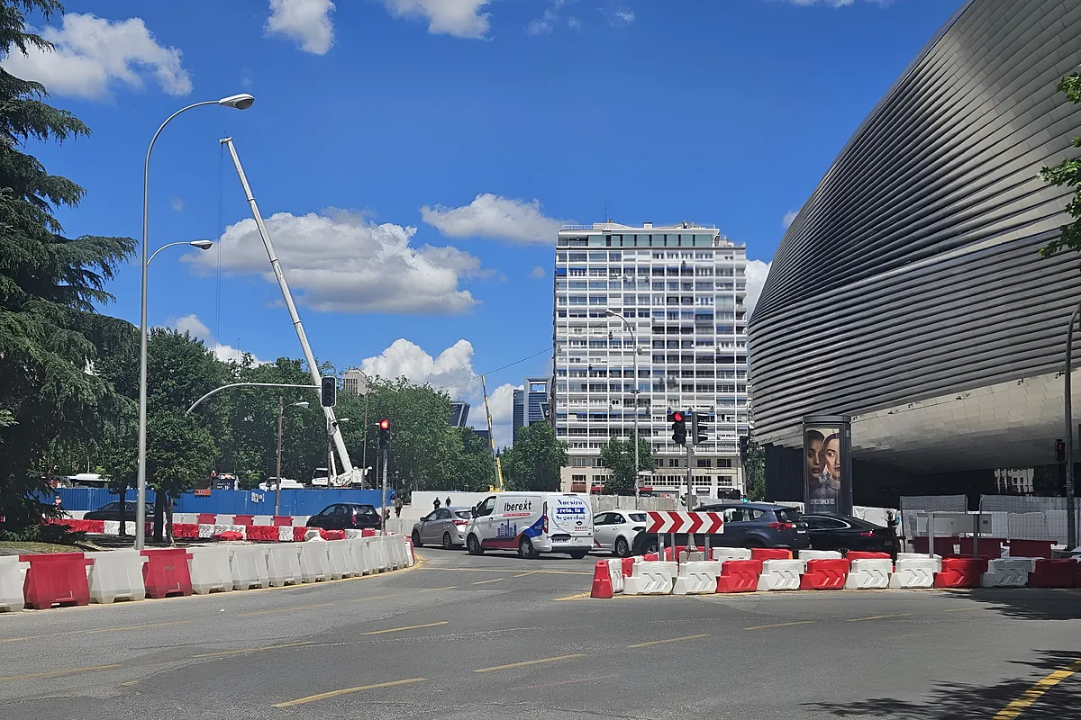Acelerón en las obras de Alcalá y Castellana (donde se esperan más de dos millones de personas) para recibir al Papa y protagonismo del Bernabéu: cantará una 'estrella' musical y será centro organizativo