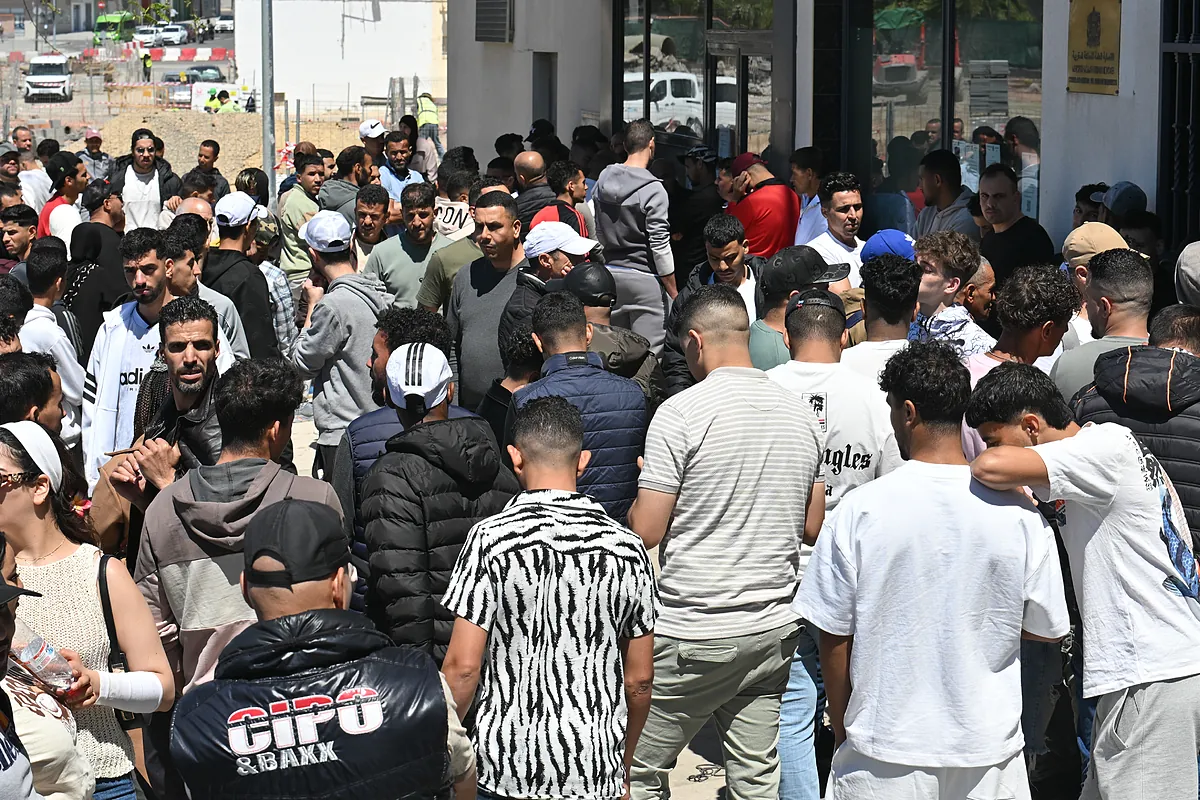 La ONG Almería Acoge se ve obligada a suspender la expedición de certificados tras la avalancha recibida en sus oficinas un día después de iniciarse la regularización