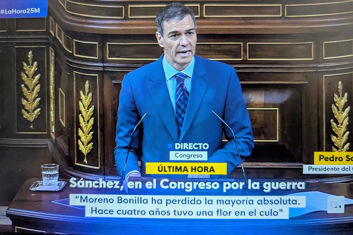 Se cuela en La Hora de La 1 un rótulo contra Juanma Moreno Bonilla mientras comparecía Pedro Sánchez en el Congreso: "Hace cuatro años tuvo una flor en el culo"