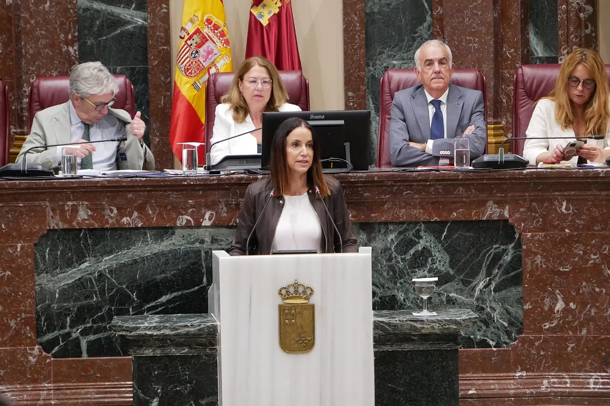 La consejera de salud de Murcia niega la implantación de prótesis caducadas y pide a la oposición que deje de "confundir a la población": "No todo vale"