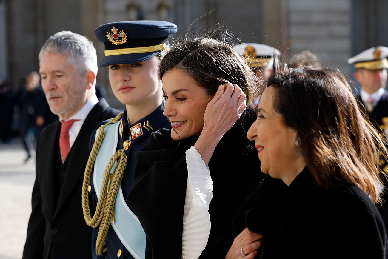 De izquierda a derecha, delante, la princesa Leonor, el rey Felipe VI y la reina Letizia durante la ceremonia. - Foto 1 de 16