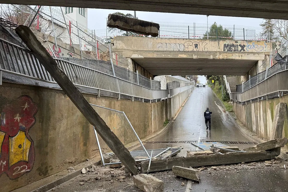 Se derrumba parte de un puente de la R3 afectado por las obras de Rodalies en La Garriga y el Ayuntamiento pide explicaciones a Adif: "Es muy grave"