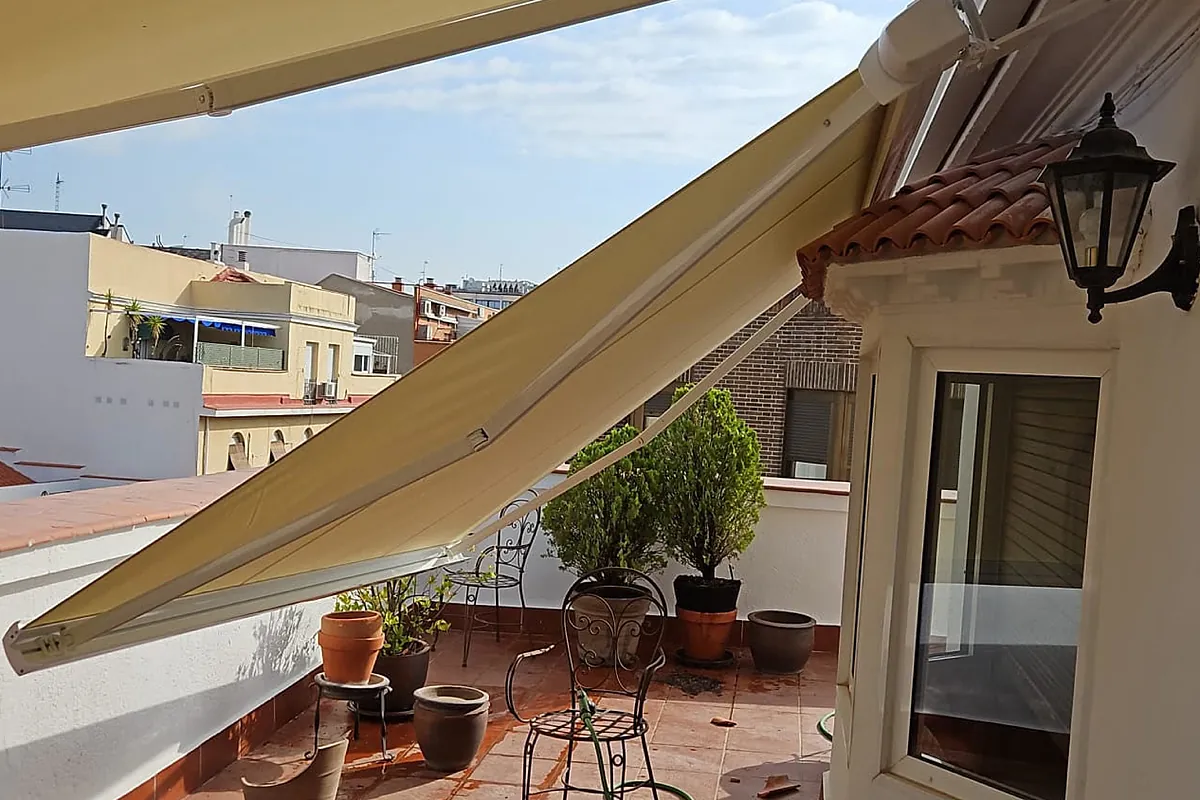 La pesadilla de instalar un toldo: "A todo le pones pegas"