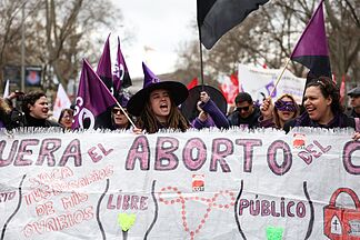 Las manifestaciones del 8-M, en im�genes: pancartas, bailes y m�sica por los derechos de las mujeres y el 'no a la guerra'