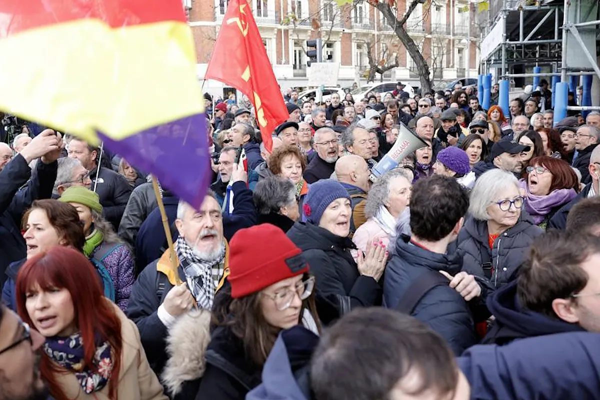 Gran manifestación frente a la embajada de EEUU en Madrid contra la captura de Maduro en Venezuela