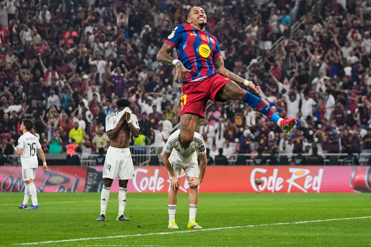 Raphinha hace supercampeón al Barça en un clásico de oxígeno y piernas ante un Madrid peleón