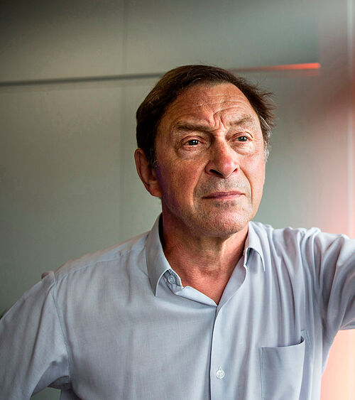 Guy Standing, el economista que avisa del ama�o del sistema a favor de las �lites: "La extrema derecha actual es una cortina de humo de la plutocracia"