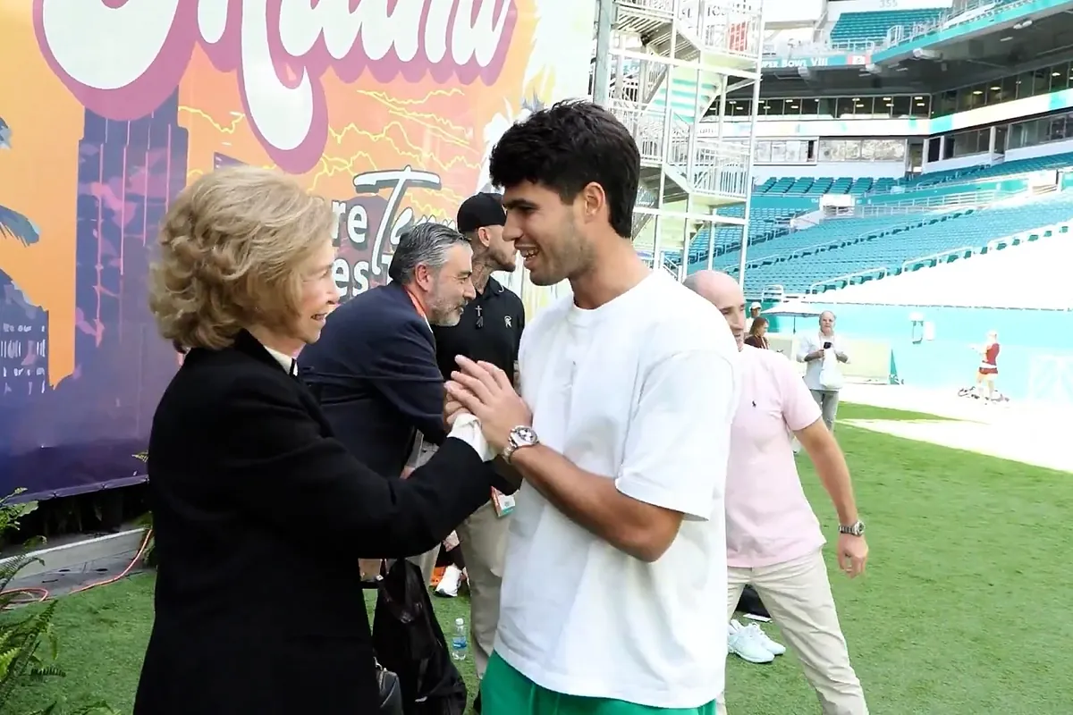 La Reina visita a Carlos Alcaraz en Miami para felicitarle por sus logros y se dan un abrazo