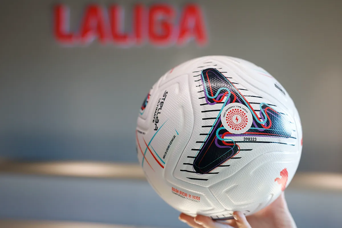 LaLiga estrena el balón conectado: la nueva tecnología que promete detectar dobles toques, manos y fueras de juego