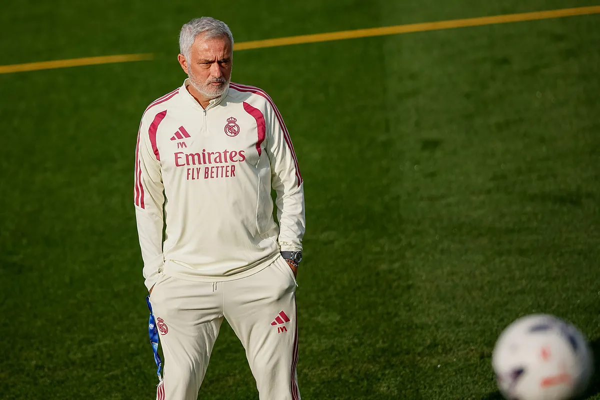 Mourinho Faces Real Madrid Plebiscite Ahead of El Clásico