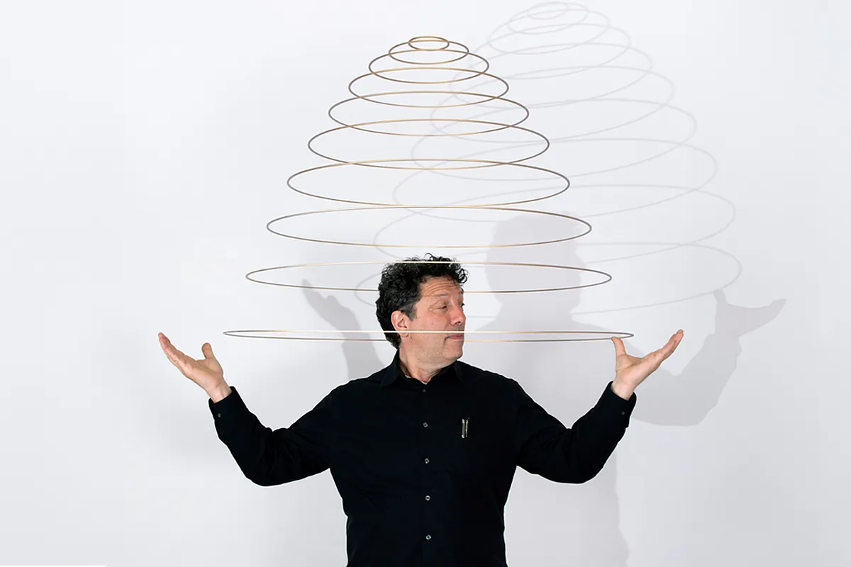 Elías Crespín, el artista de la danza geométrica: "Mis obras son máquinas de paz y yo un rebelde silencioso"